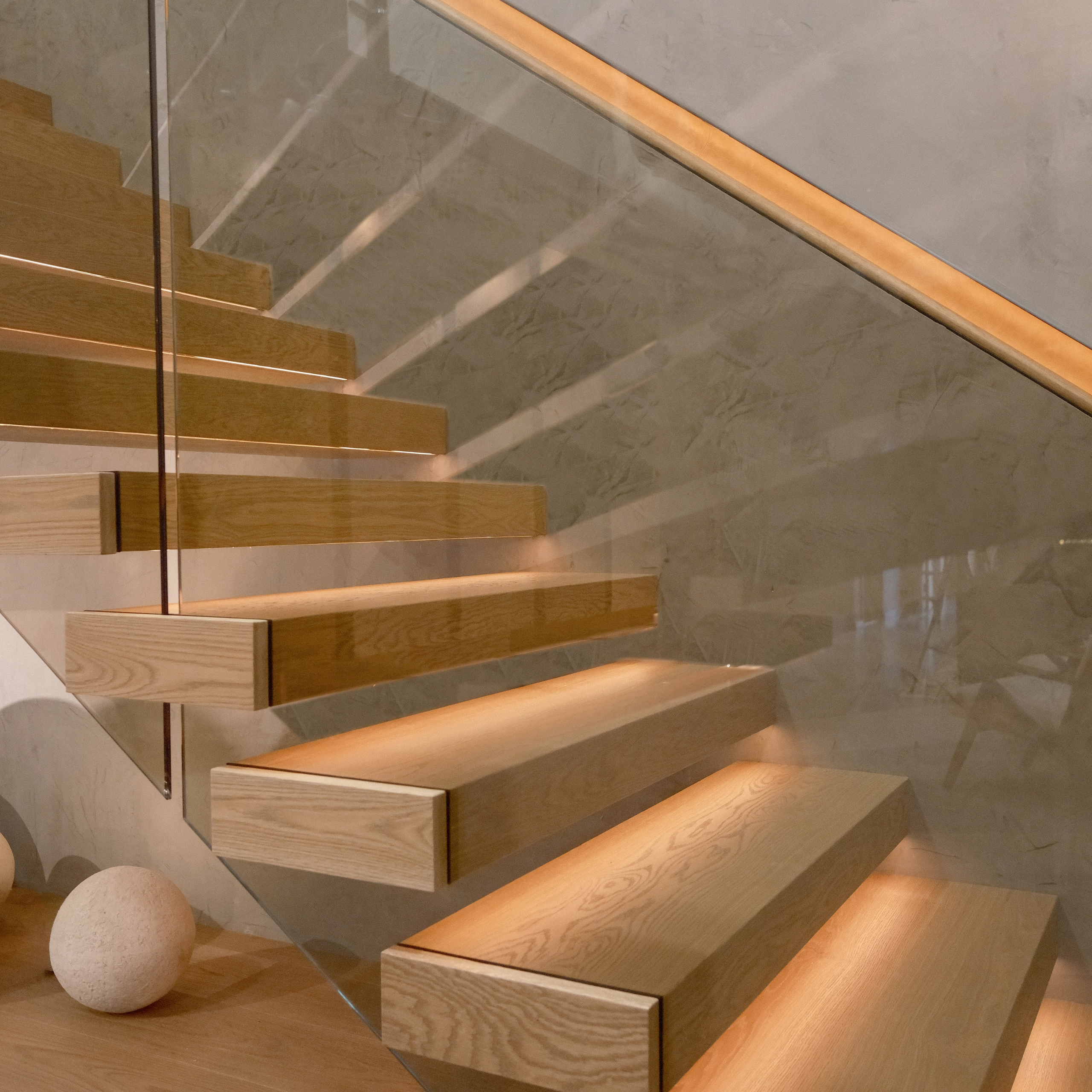 FLIGHT Cantilever with LED Treads